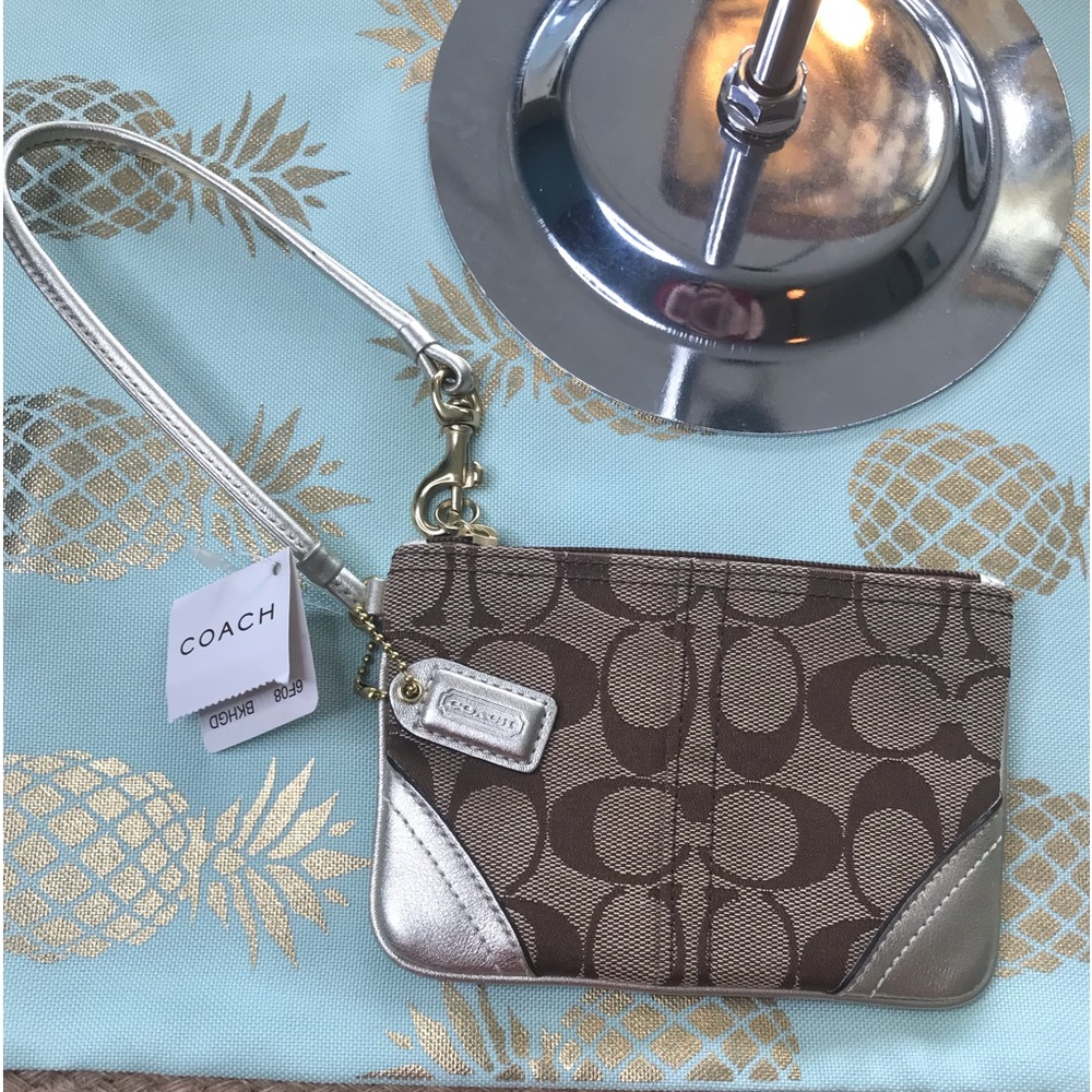NWT Coach Signature Brown C wristlet ❤️